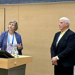 Barbara Echter-König und Christian Echter des Adipositasverbands während ihres Vortrags auf den IAT 2025 in München