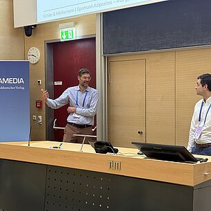 Prof. Dr. Karsten Köhler und PD Dr. Christoph Höchsmann während eines Vortrags der IAT 2025