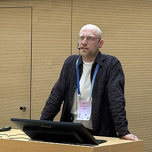 Dr. med. Johannes Pömsl während seines Vortrags bei den Interdisziplinären Adipositastagen 2025 in München