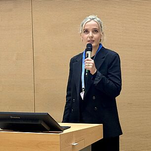 Anne Ruck hält ihren Vortrag auf den IAT München 2025